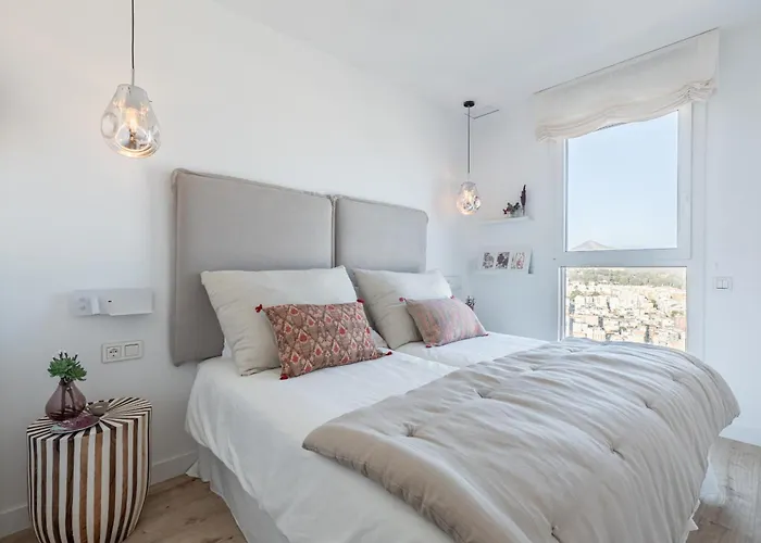 Malaga Skyline 8 Pool & Parking Free